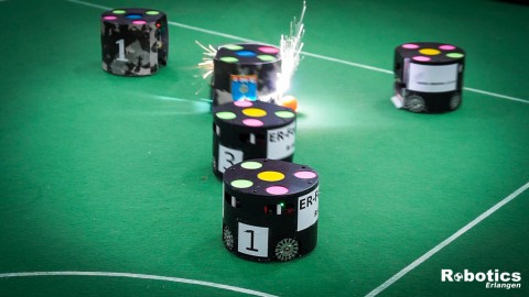 Im Spiel gegen RoboIME fliegen Funken.